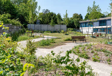 Le nouveau jardin écologique fleurit au centre de soins résidentiels 'VIVA Jette'